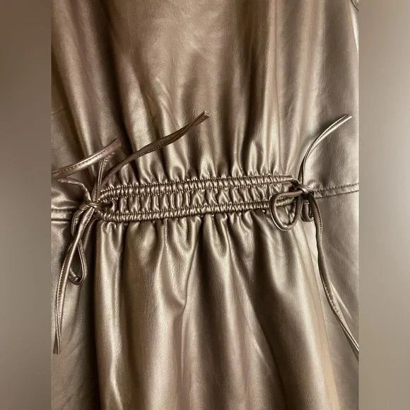 🎀 Gorgeous Faux Leather Midi Dress with Cinch Waist Size Small 4-6 - Picture 3 of 8